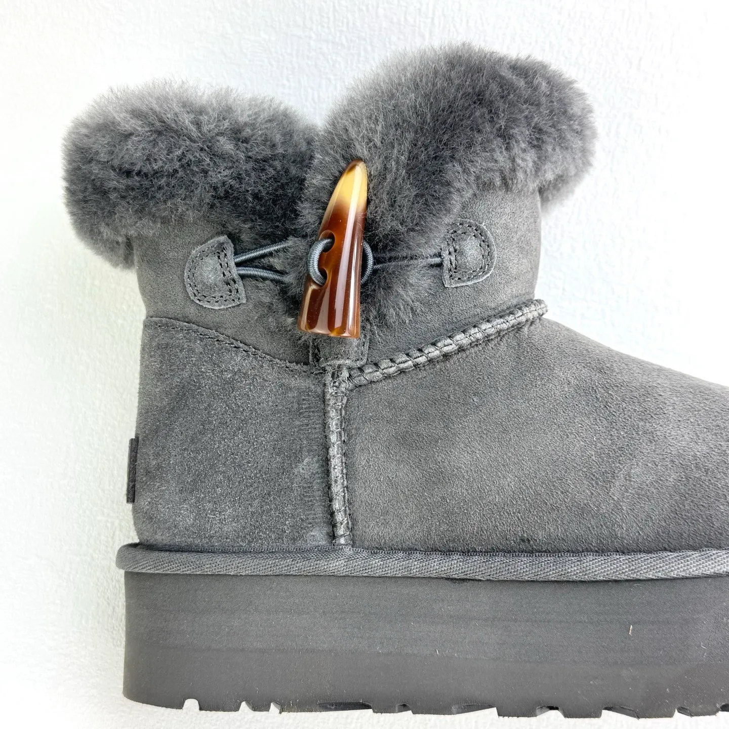 Pick up locally 💰480 The core recommendation is good price. The platform’s foreign trade is exclusive to UGG Classic Short II horn buckle women’s snow boots 1118816 Produced by the ten-year-old brand shoemaking factory production line. Pay attention to every detail. Longfeng A-grade genuine sheep fur is integrated. Completely built in accordance with the ZP process. Size: 35 36 37 38 39 40